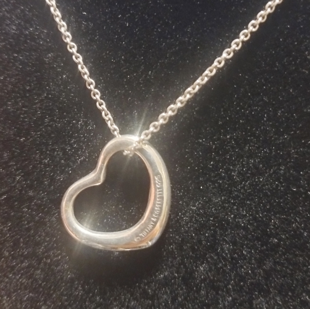 Tiffany & Co. Silver Heart Necklace with pouch and box - Picture 2 of 9